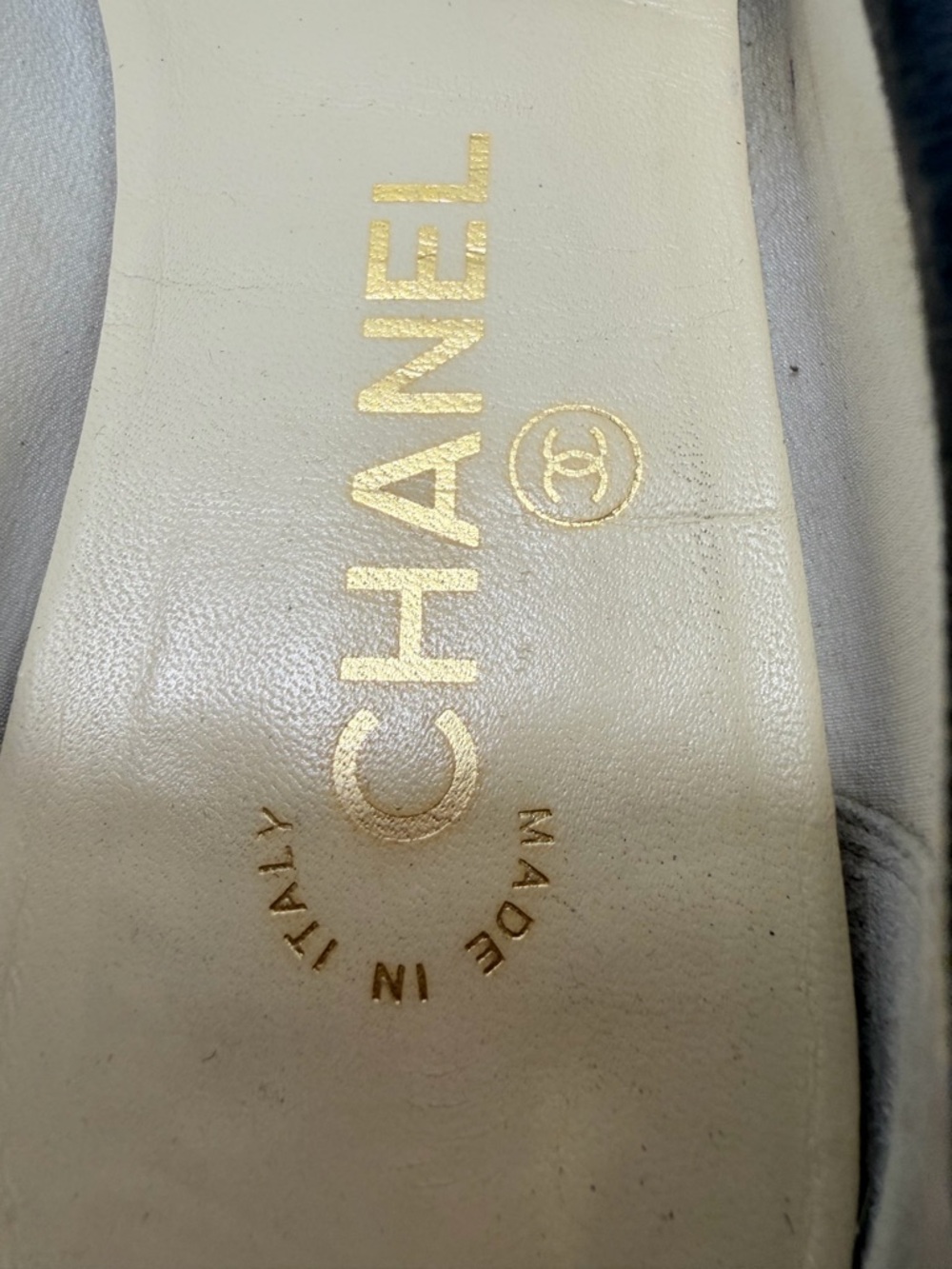 CHANEL Black and Cream Leather Cap-Toe Ballet Flats with CC Logo - Picture 16 of 16